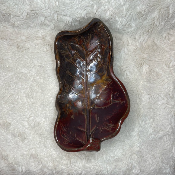 Vintage 1985 Handmade Pottery Leaf Trinket dish - Picture 2 of 9